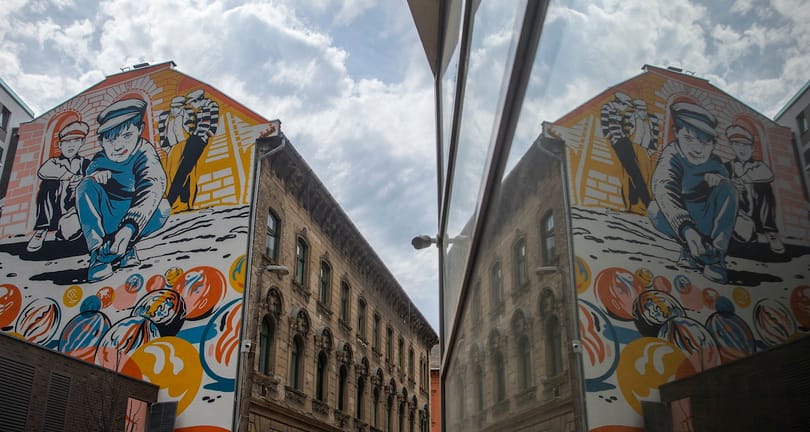 A Pál utcai grundtól nem messze néznek vissza a Pál utcai fiúk