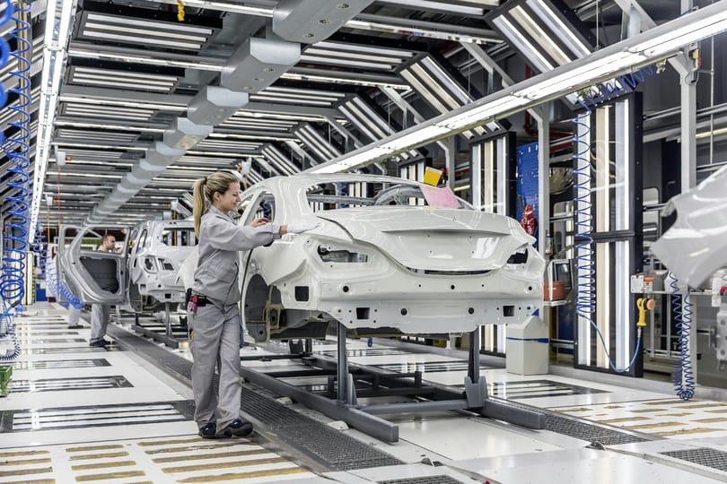Nem veri nagydobra a Mercedes, hogy a vezére rendszeresen találkozik Orbánékkal