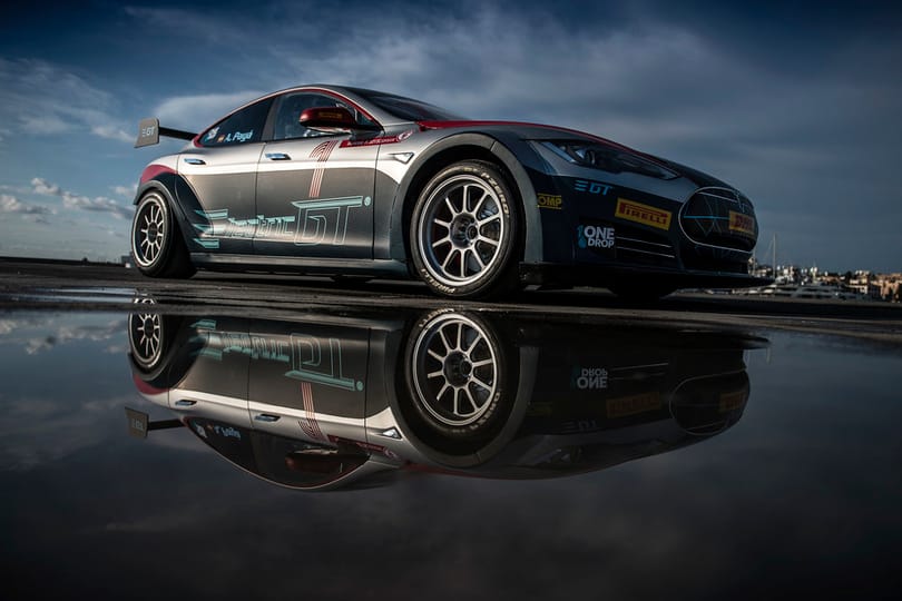 Hihetetlenül jól néz ki a versenyautóvá alakított Tesla