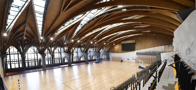 Lélegzetelállító Makovecz-stílusú sportcsarnok épült Felcsúton 6 milliárdból