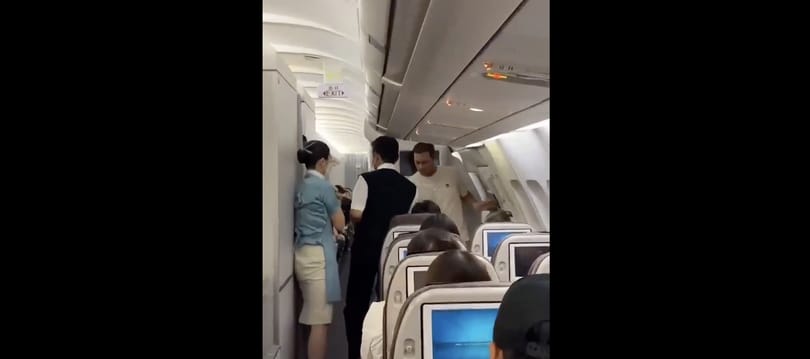 Videón, ahogy tízezer méter magasban próbálja kinyitni a repülő vészkijáratát egy agresszív utas