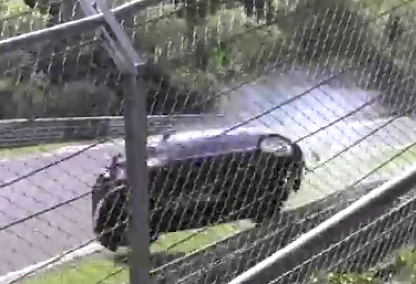 Ekkorát lehet esni egy Volkswagen Golffal - videó