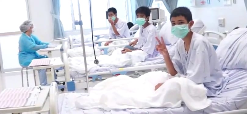 Itt vannak az első felvételek a kimentett thai gyerekekről - videó