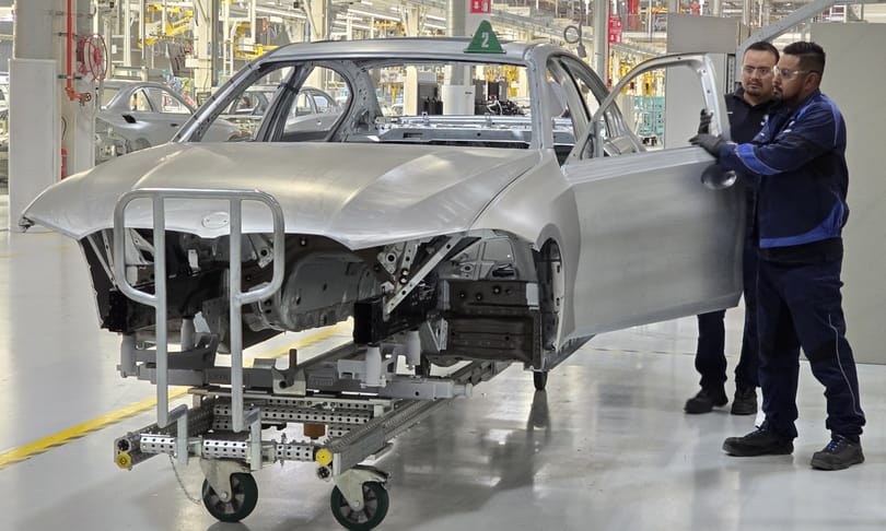 Ősszel indul a sorozatgyártás a BMW debreceni üzemében, Szijjártó szerint az egész cég sorsa is múlik ezen