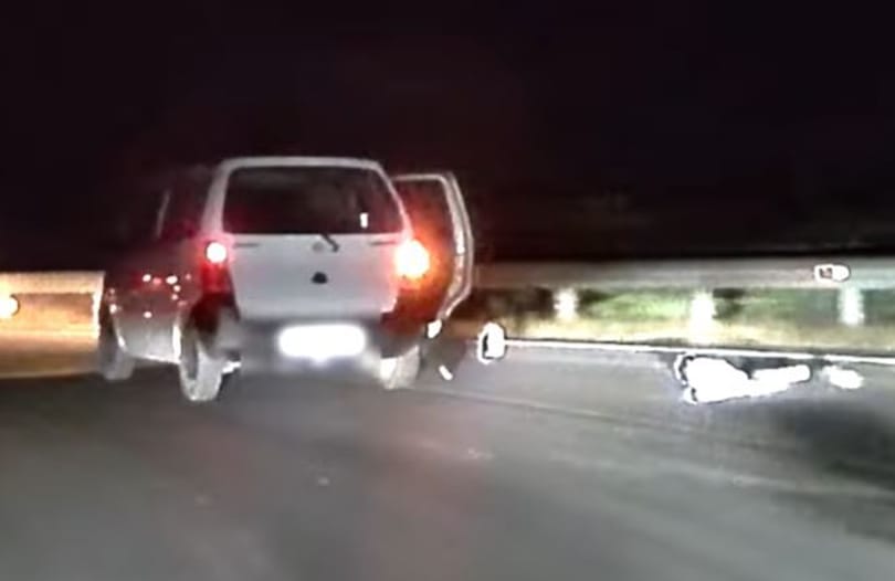 Nyitott ajtóval vágott be a körfogalomba a suzukis, ki is repült minden a kocsiból – videó