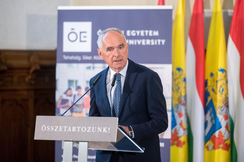 Két mozgássérült parkolóhelyre is sikerült ráparkolnia a kaposvári polgármester hivatali autójának
