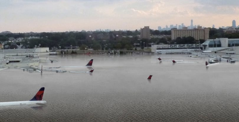 Megdöbbentő kép került fel a netre a Houston hurrikán sújtotta repteréről – kár, hogy kamu