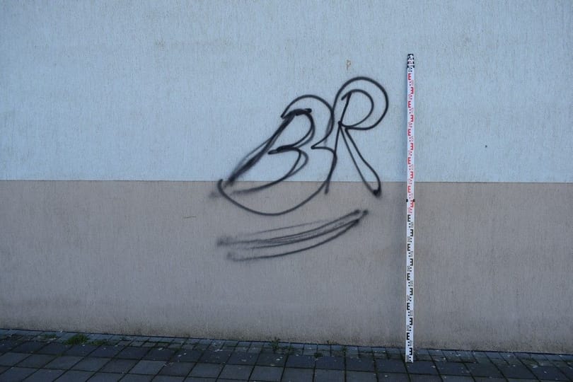 Részegen firkált össze 12 házat az önjelölt paksi graffitis