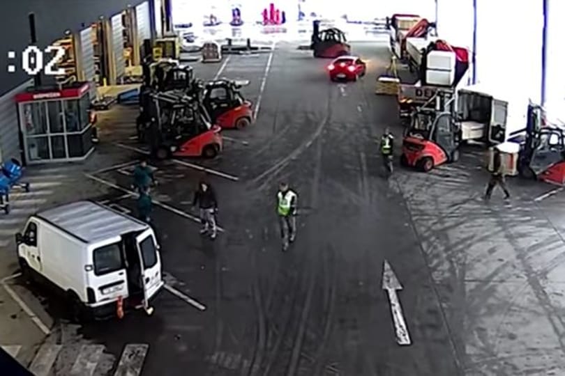 A hét rendőrségi videója, amikor targoncával kapták el a menekülő tolvajokat