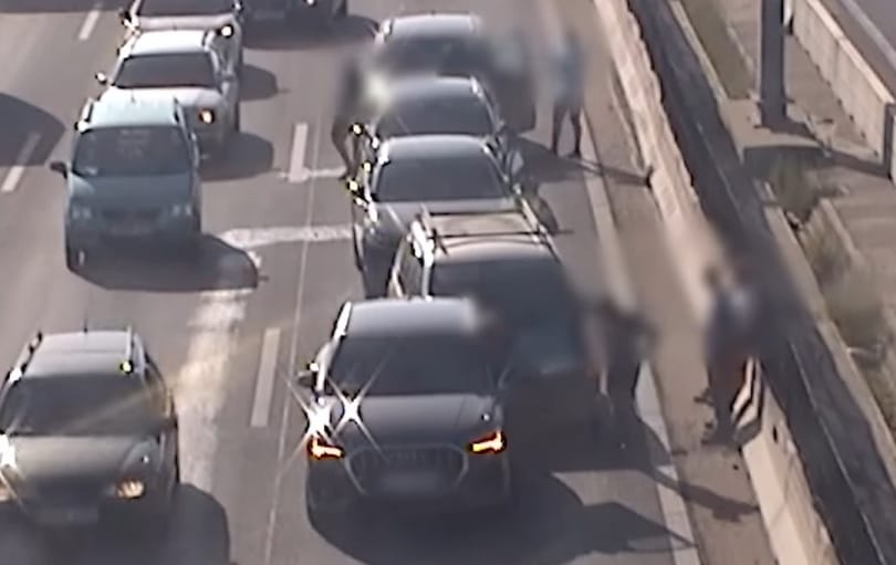 Ilyen könnyen lesz az autópályás vonatozásból tömeges ütközés – videó 
