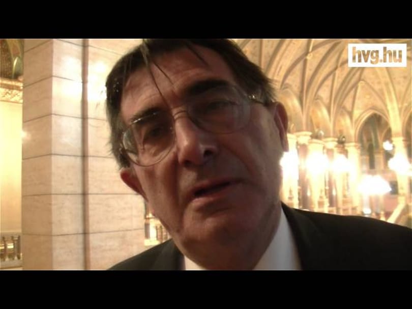 Videó: Nem kér bocsánatot, viszont perel a riporterünket megrángató fideszes