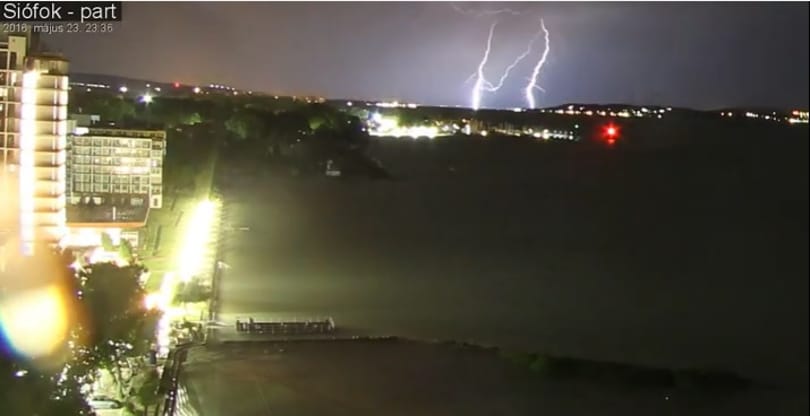 Elképesztő villámokat filmeztek le a Balatonnál éjjel – videók