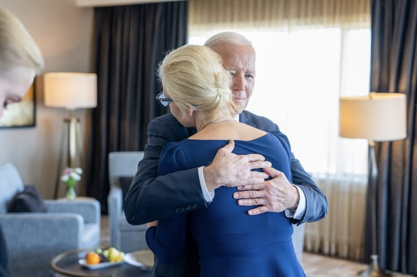 Biden elrontotta Navalnij özvegyének nevét, közvetlenül azután, hogy találkozott vele – videó