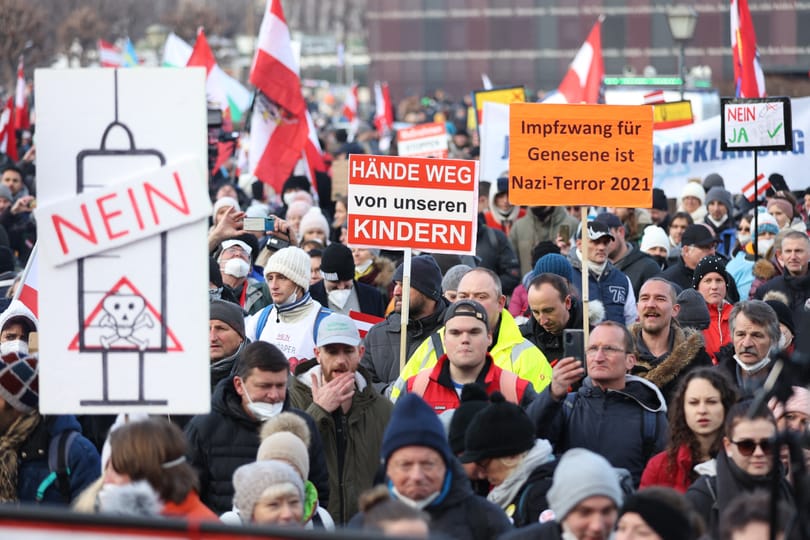 Az EU mintha legyűrte volna a Covidot, de az oltás egyre inkább politikai kérdés