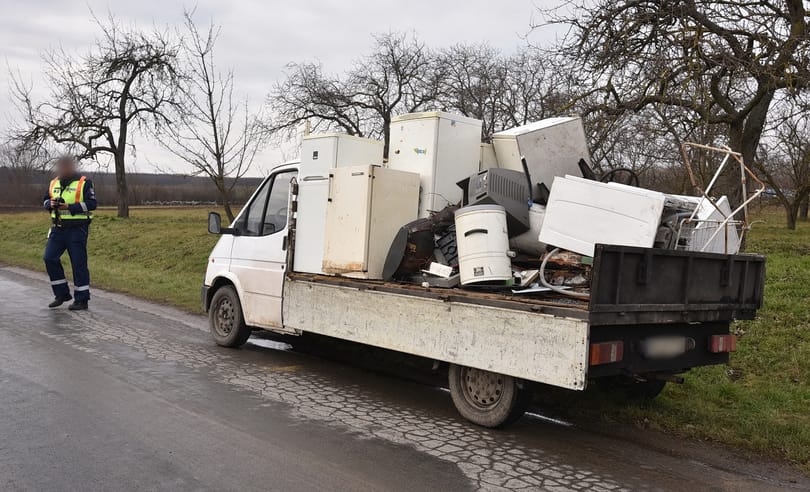 Kisteherautóról leszóródó lomok törtek össze egy autót