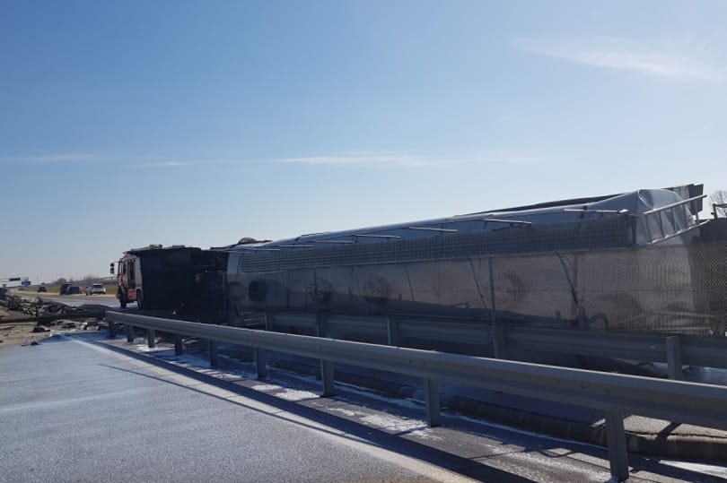 Megindult a forgalom az M4-es autóúton Szolnok felé Abonynál