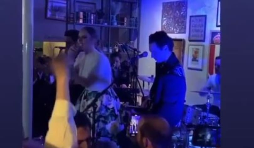 Adele is a mikrofonhoz lépett az esküvői bulin – és véletlenül nagy bejelentést tett
