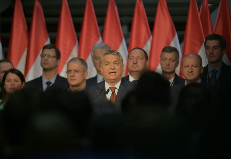 Pénzt osztogatnak Orbánék, alig maradt valami a tartalékból