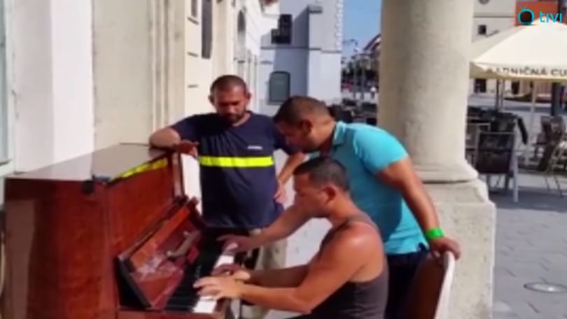 Videó: Valami nagyon jó történik az utcán talált régi, lehangolt zongorával