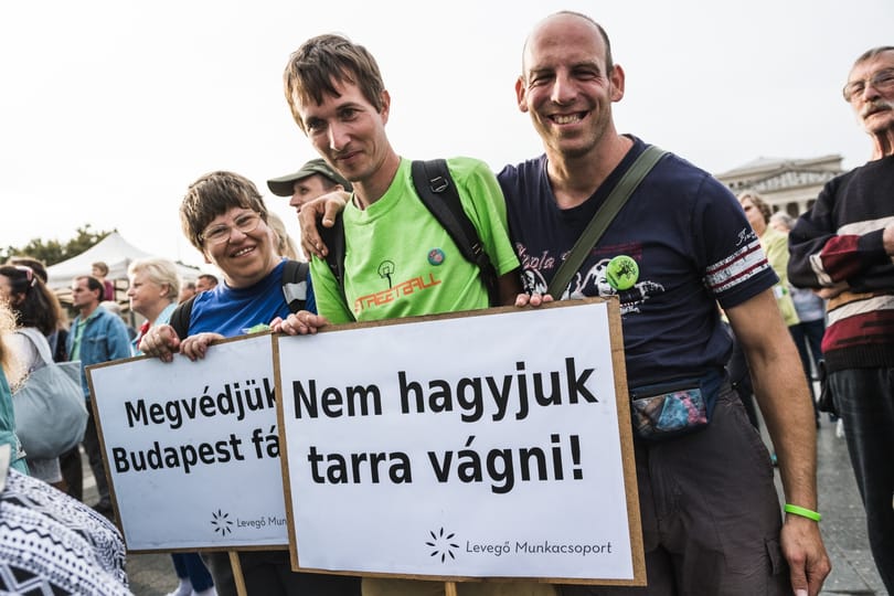 Oszd meg és uralkodj: civilek a centrális erőtérben