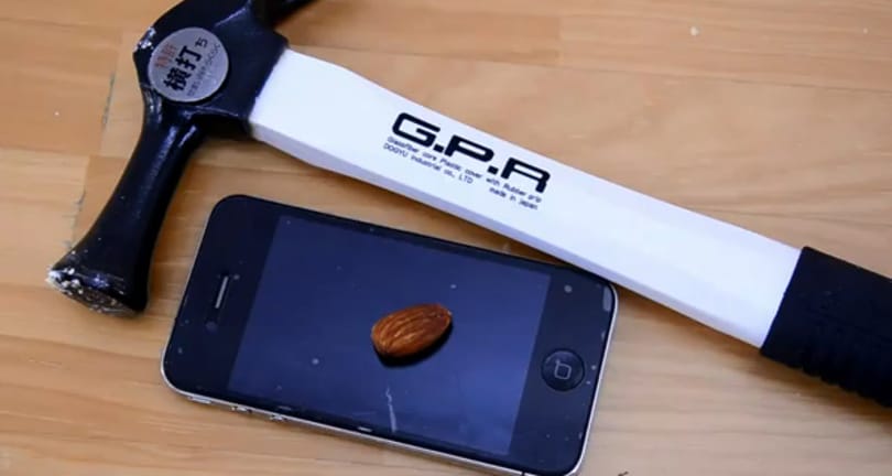 Túléli az iPhone a kalapácsütést? (videó)