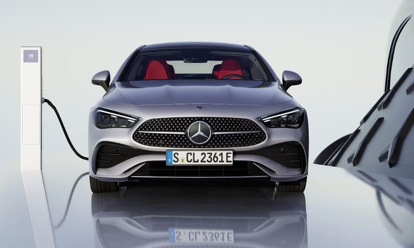 Zöld rendszámos, hangtalanul suhanó új Mercedes kupé érkezett Magyarországra