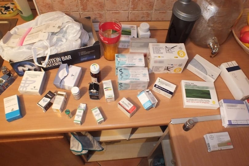 Elég sok illegális cuccot találtak egy zalaegerszegi konditerem edzőjénél – fotók