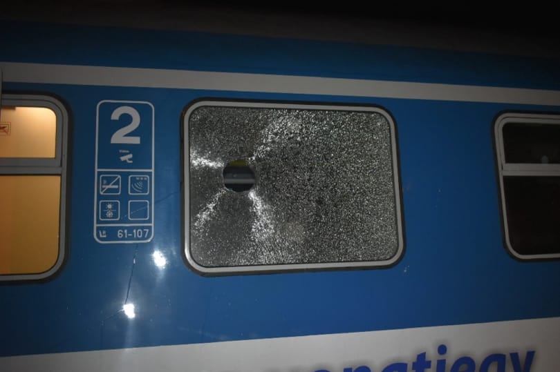 Terméskővel dobták be menet közben egy vonat ablakát