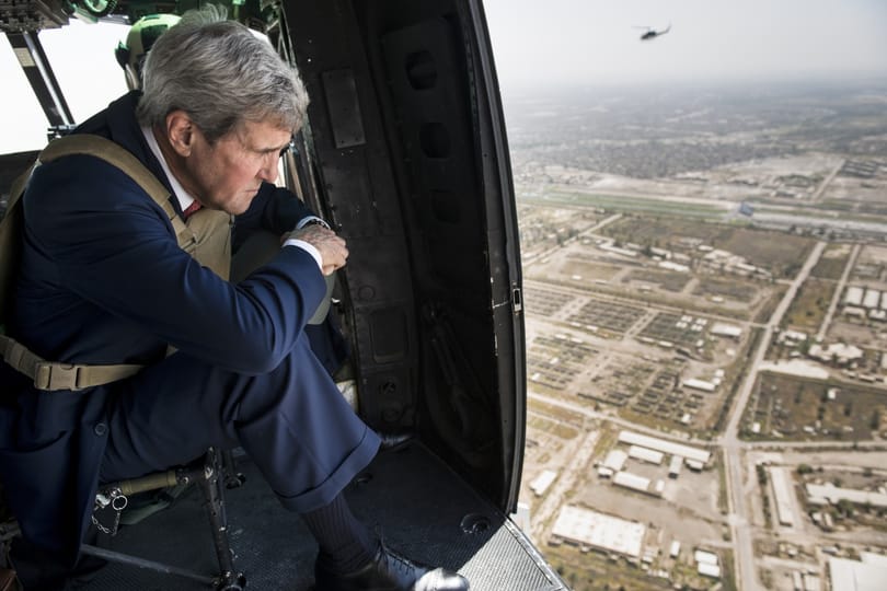 John Kerry Párizsba utazik