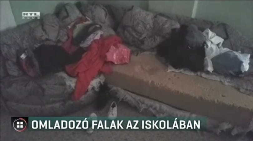 Szétesik lassan az egyik sümegi iskolaépület, a szülők felháborodtak