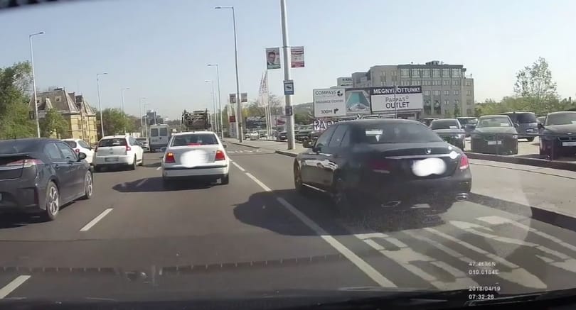 A nap videója: a Budaörsi út buszsávjában előzött a Mercedes sofőrje, aztán jött a meglepetés