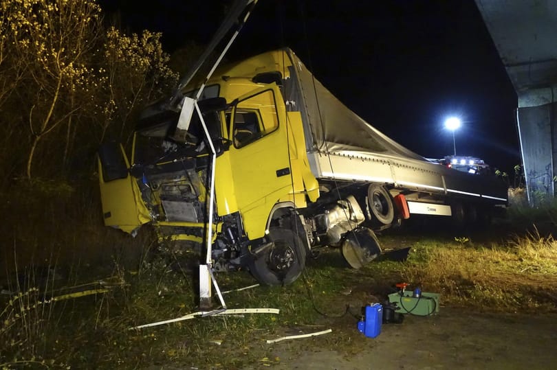Ártérbe zuhant egy kamion egy Tisza-hídról - fotók