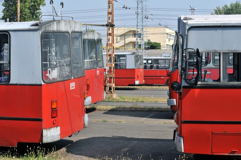 Lefotózták, ahogy utasok tolnak egy budapesti trolit