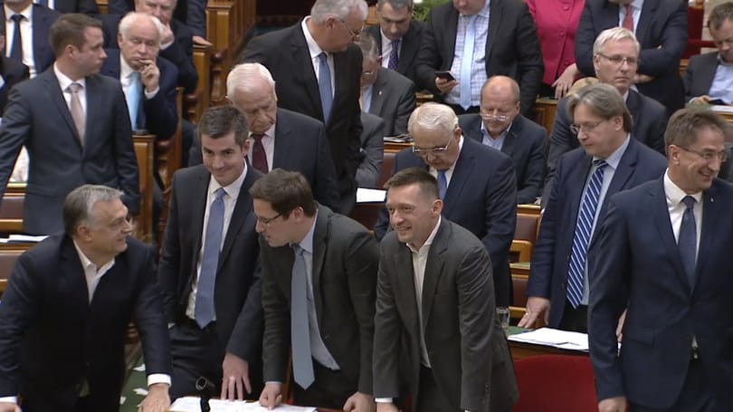 Orbán már a két padsor között támaszkodik – fotó