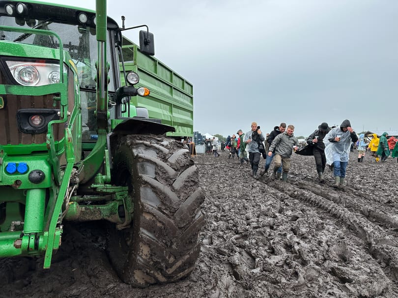 Akkora sár van a világ legnagyobb metálfesztiválján Németországban, hogy csak traktor segítségével tudnak bemenni autók