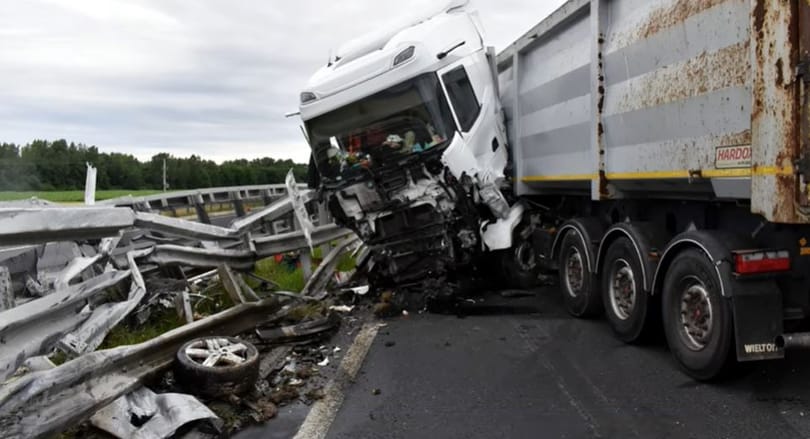Forgalommal szemben hajtott egy sofőr Répcelaknál, több járművel ütközött, majd kigyulladt az autója