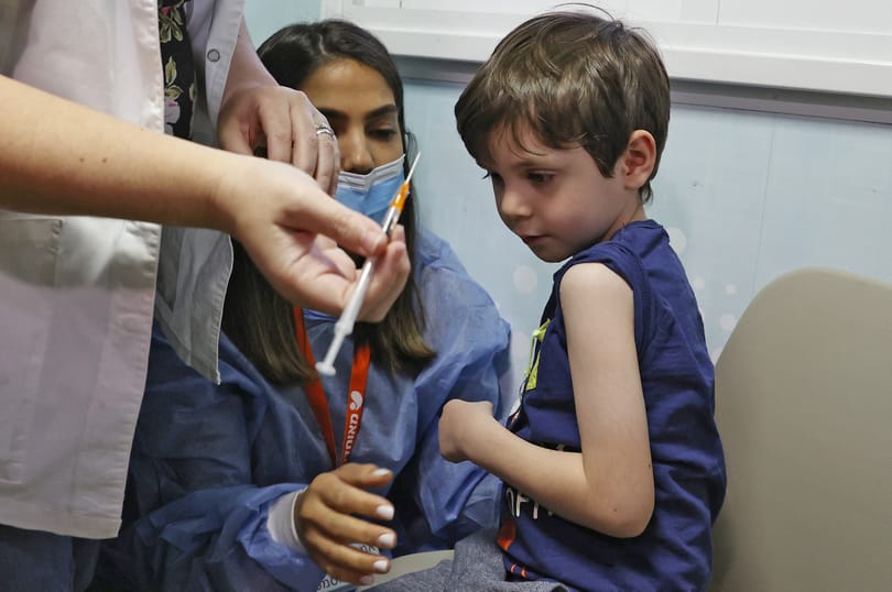 A Pfizer beoltatná az egészséges 5-11 éveseket is emlékeztető vakcinával