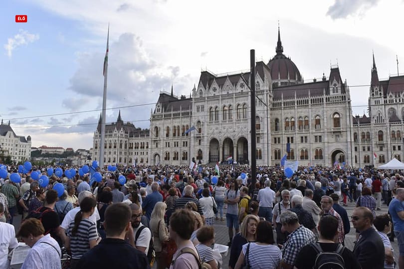 Ádert óvhatta a titokzatos fegyveres a Parlamentnél