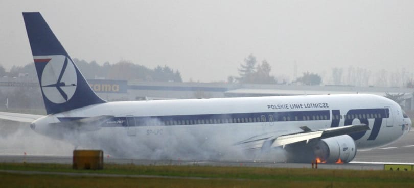 Fotó: kényszerleszállás Varsóban: a hasán csúszott egy Boeing
