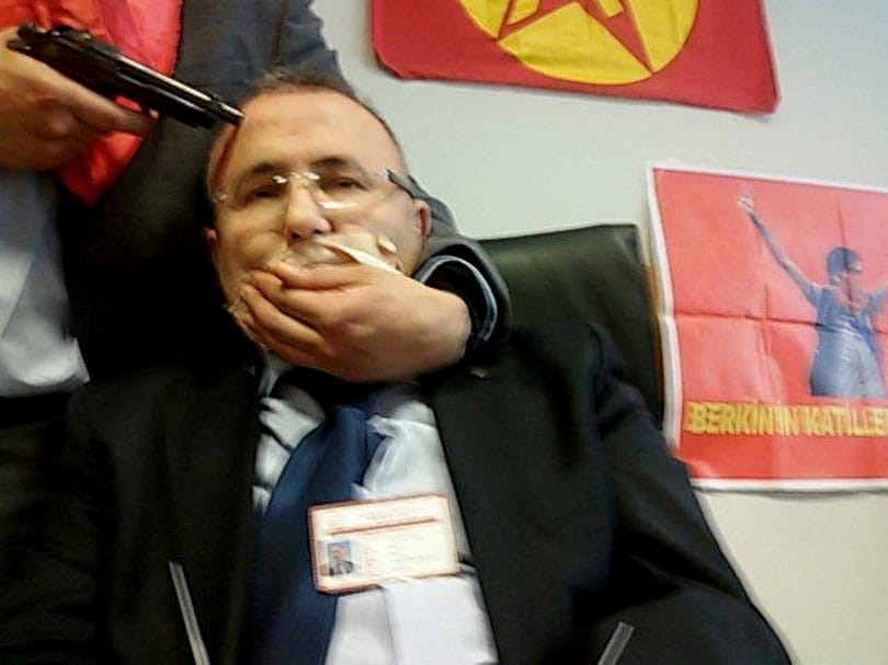 Fegyveresek túszul ejtettek egy ügyészt Isztambulban