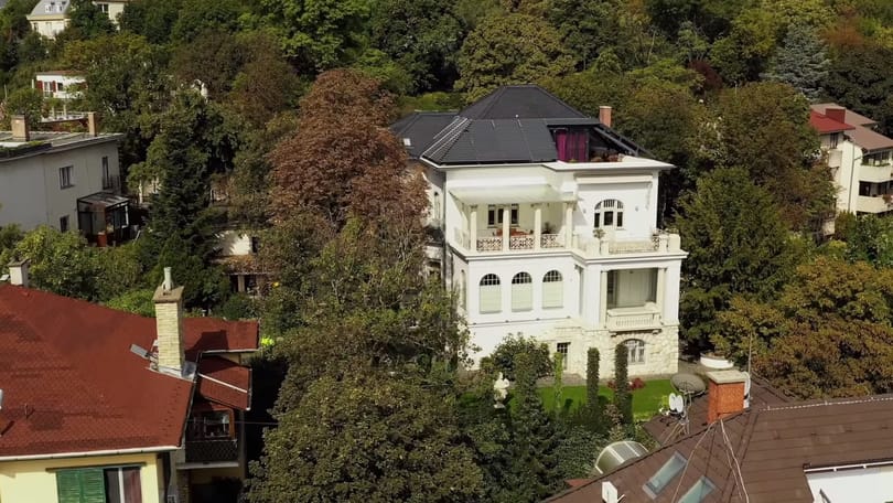 Drónvideón lesheti meg a Rogán jobbkezéhez kötődő egymilliárdos villát