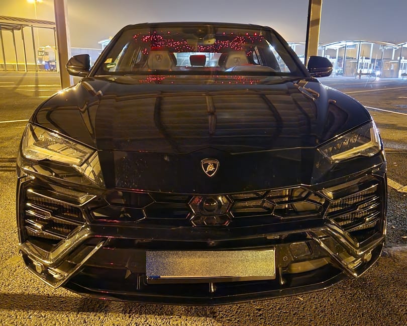 Lopott Lamborghini Urust fogtak a határon