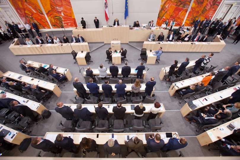 Pénzügyi trükközés az osztrák pártoknál: egyik sem jobb a deákné vásznánál