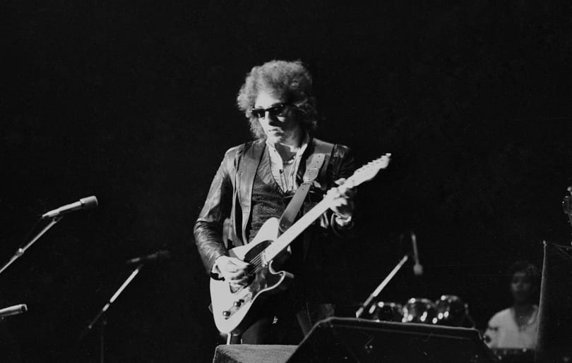 Bob Dylan a plecsnit már átvette, de a pénzért még dolgoznia kell