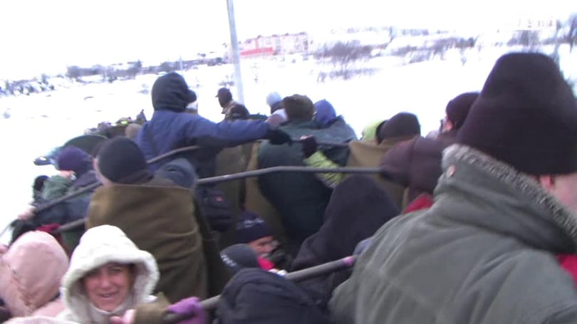 Így mentették az embereket a hó fogságából - videó