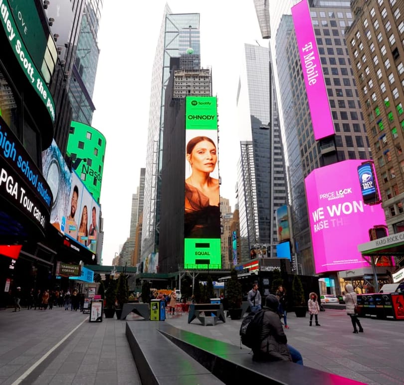 Magyar énekesnő arcát mutatták a Times Square-en, egy óriáskivetítőn