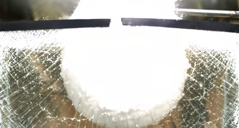 Ki ne próbálja otthon: ez történik, ha olvadt sót tesz egy üveg vízbe -videó