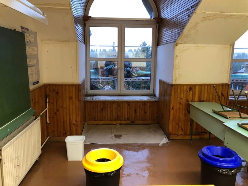 Fellázadtak a gödöllői diákok a tankerület döntése ellen: hazamentek a tető nélküli iskolából