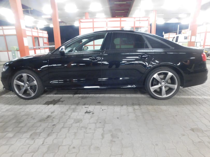 Jó ízlésű tolvajok egy Audi S6-ost akartak kitrélerezni az országból