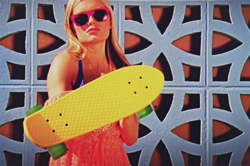 Bikinis csajokkal akarja elsózni a Globe legújabb gördeszkáit (videó)